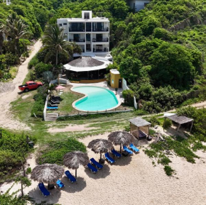 Manta Raya Hotel - right on the beach
